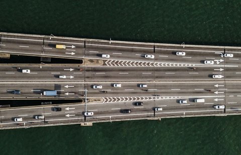 Illustrative reference image: lane markings and vehicle positions on a divided road
